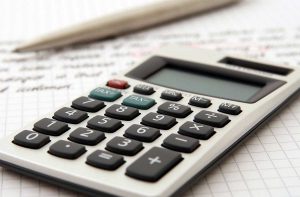 calculadora, impostos anuais - Feitoria