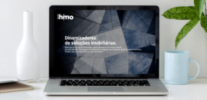 Computador mockup com página inicial do website do Grupo Himo